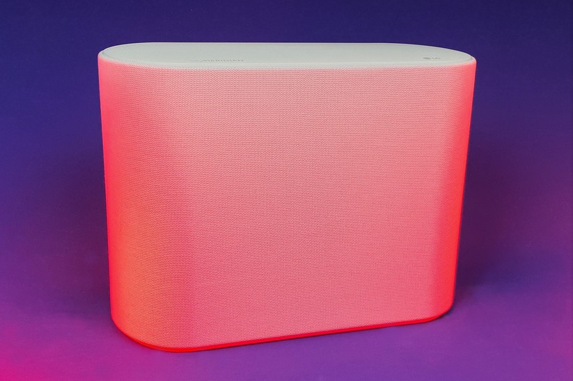 LG Eclair DQP5W: Der 7,7 Kilo schwere Subwoofer besteht aus Holz und ebenfalls aus Jersey-Stoff.