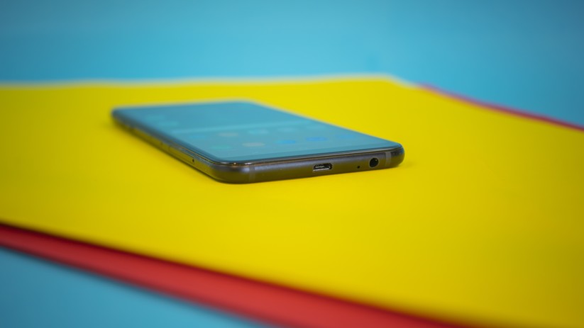 Statt USB Type-C setzt Samsung beim Galaxy A6+ noch auf den alten Micro-USB.
