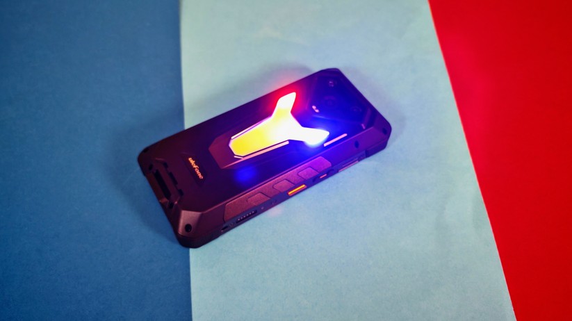  Outdoor-Handy mit Beamer, Nachtsichtkamera und XXL-Akku 