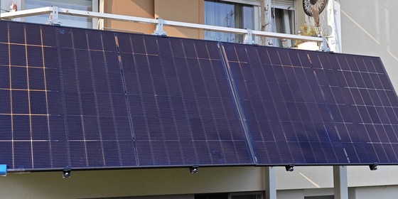 Balkonkraftwerke sind nach drei Jahren abbezahlt und sparen dann jährlich mehrere hundert Euro. Mit Speicher dauert es etwas länger, dafür fällt der Gewinn über den Betrachtungszeitraum von 15 Jahren höher aus – vor allem bei BKWs mit 2000 Watt Solarleistung.