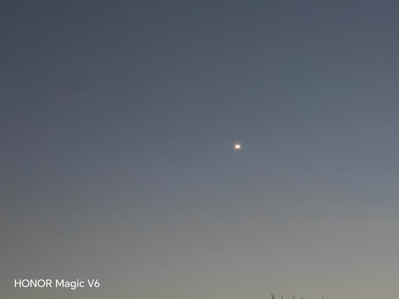 Honor Magic V6: Telelinse bei Nacht (10x Zoom)
