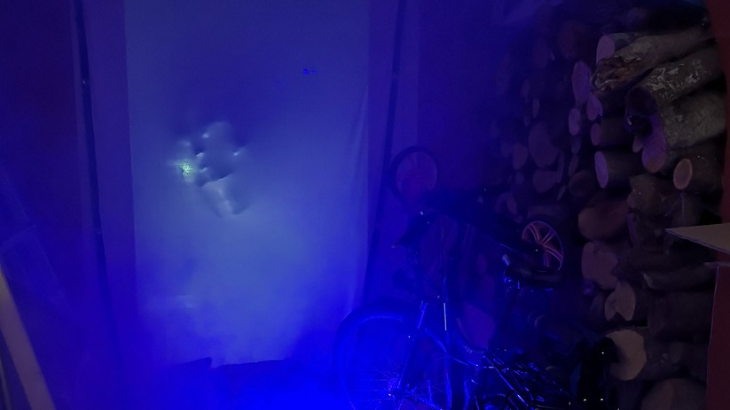 Nebelmaschine, Leinwand und LED-Beamer sorgen für schauriges Ambiente.