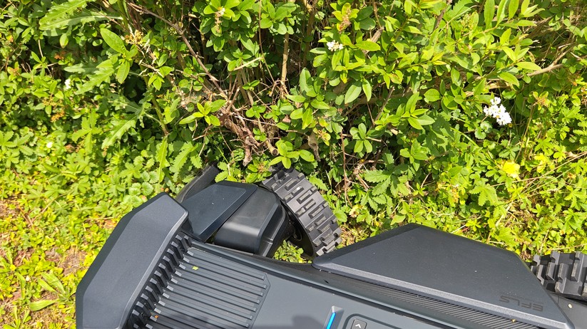 Segway Navimow X420: Großer und schwerer Allrad-Mähroboter mit RTK- und Kamera-Navigation für Rasenflächen bis 2000 m², 42 cm Schnittbreite, lenkbare Vorderräder, aber ohne Kantenschnittoptimierung.
