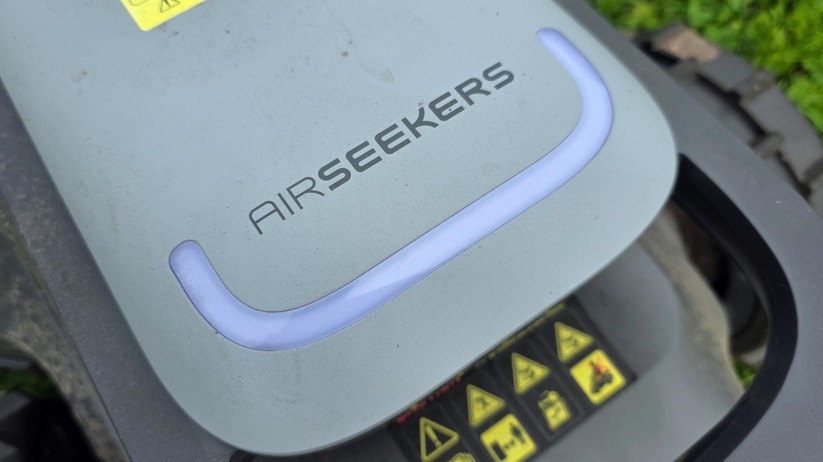 Der Airseekers Tron ist geländegängig, bietet einen großen und austauschbaren Akku, ist im Mähbetrieb aber relativ laut.