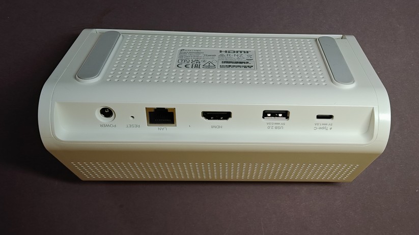 Der Tapo H500 erweitert die C675D Kit um Funktionen, die über die reine Aufzeichnung hinausgehen. Im Kern fungiert der Hub als zentrale Schaltstelle, die der Kamera lokalen Speicher, erweiterte KI-Funktionen wie Gesichtserkennung und eine Einbindung in ein größeres Smart-Home-Ökosystem hinzufügt – ohne monatliche Abonnementkosten.