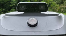Der Mähroboter Mova Viax 500 navigiert mithilfe von LiDAR und Kameras. Er bietet eine Schnittbreite von 20 cm und mäht Flächen bis zu 600 m².