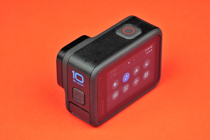 GoPro Hero10 Black: Das rückseitige 2,27 Zoll große Display lässt sich sehr flott per Touch- und Wischgesten bedienen.