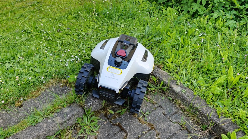 Über die von Steinen begrenzte Rasenkante hat der Yuka Mini mit der Einstellung "Empfindlich" für die Hinderniserkennung nicht mehr überfahren.