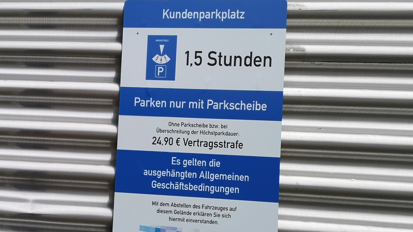 Wer so ein Schild auf dem Supermarktparkplatz übersieht, riskiert ein Bußgeld.