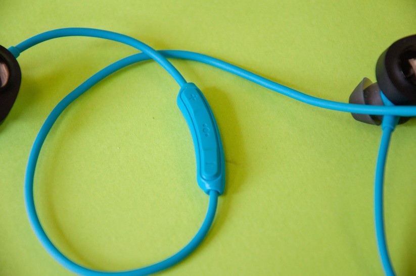 Die Kabelfernbedienung beinhaltet auch das NFC-Modul und das Mikrofon. 