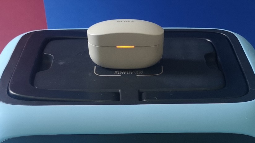 Kompatible Kopfhörer oder Smartphone lassen sich mit der Bluetti AC50S kabellos laden.