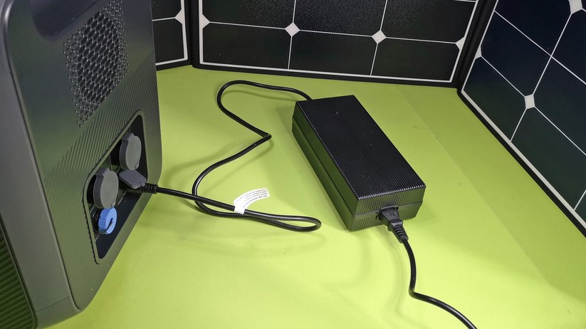 Hier lädt die AC200Max per Netzteil.