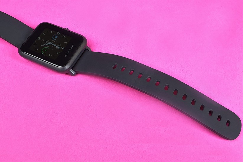 Huami Amazfit Bip S: Das Armand der schwarzen Bip S besteht aus weichem thermoplastischem Polyurethan.