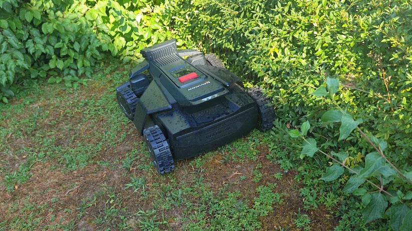 Segway Navimow X420: Großer und schwerer Allrad-Mähroboter mit RTK- und Kamera-Navigation für Rasenflächen bis 2000 m², 42 cm Schnittbreite, lenkbare Vorderräder, aber ohne Kantenschnittoptimierung.