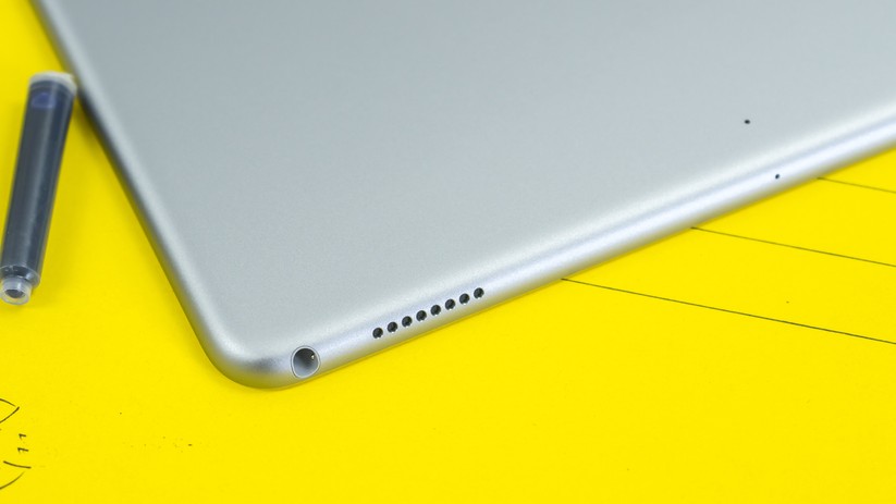 Am iPad Pro 10.5 hat Apple vier Lautsprecher mit Dual-Stereo eingebaut. Ein Klinkenanschluss mit 3,5 mm ist dabei.