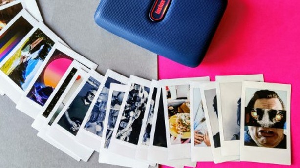 Das Papier Instax Mini ist sowohl zu den Druckern als auch zu den Sofortbildkameras von Fujitsu kompatibel.
