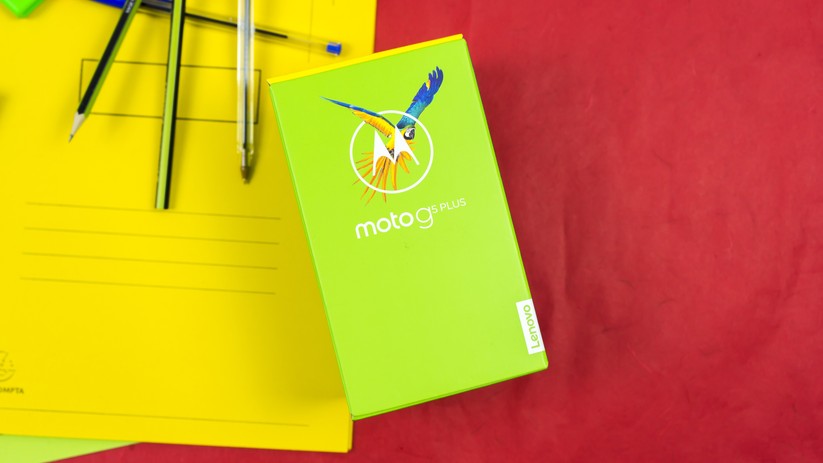 Im Lieferumfang sind das Turbo-Netzteil und ein microUSB-Ladekabel enthalten, Kopfhörer gibt es aber nicht dazu.