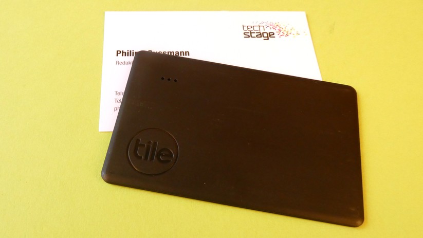 Dank der flachen Bauform kann man den Tracker beispielsweise auf ein Notebook oder eine Fernbedienung kleben.