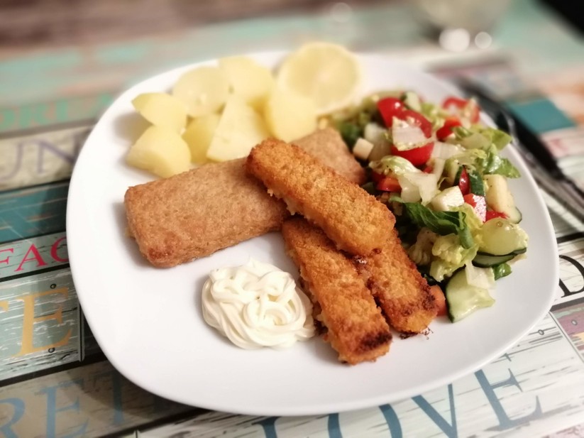 Essensbild im Kunstlicht bei ausgeschalteter KI mit Bokeh