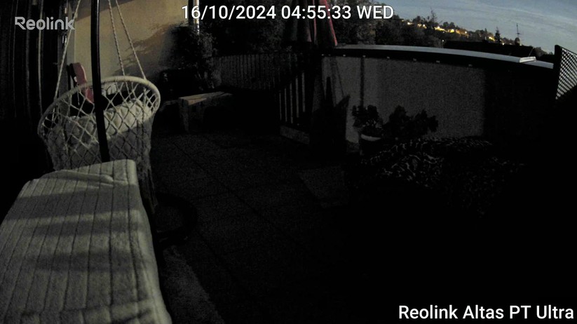 Reolink Altas PT Ultra: In ungünstigen Situationen reicht die Kameraoptik mit großer Blende nicht aus, um Details erkennen zu können. Dann muss man das integrierte Spotlight aktivieren. 