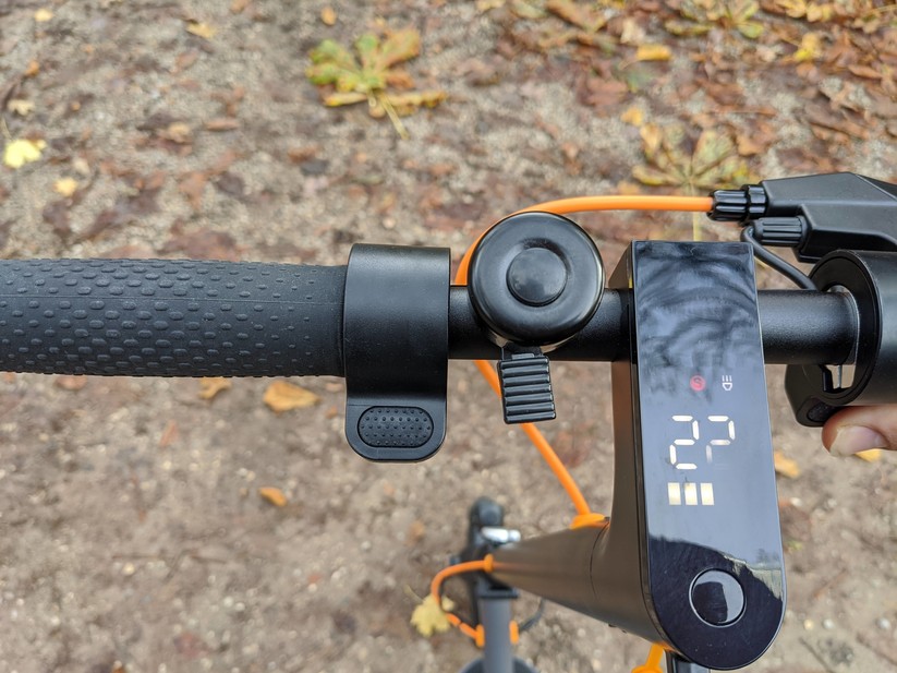 22 km/h! Der Tacho des Trekstor EG3178 zeigt mehr an als sonst von E-Scootern mit Straßenzulassung gewohnt.