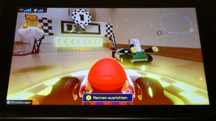 Die virtuellen Gegenstände, wie die Wolke, sind natürlich nur auf der Switch zu sehen. 