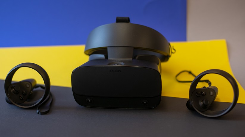 Die Rift S und ihre zwei Controller. 