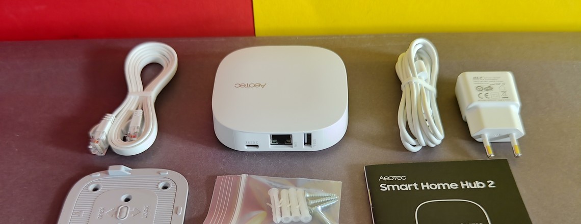 Der neue V4-Hub ist deutlich flotter als der Vorgänger V3-Hub. Außerdem bietet er mehr RAM und auch mehr Speicherplatz. Letzteres ist etwa wichtig, wenn man viele Geräte im Einsatz hat und für die lokale Ausführung entsprechende Edge-Treiber auf der Zentrale installieren möchte. Der V4-Hub unterstützt wie der Vorgänger Zigbee, Thread und Matter, verzichtet aber auf Z-Wave. 