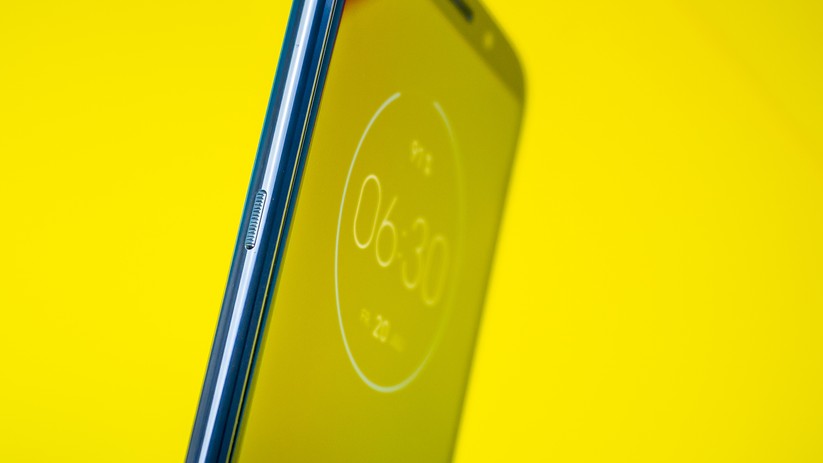 Die auf der linken Seite des Moto Z3 Play angebrachte Taste zum Ein- und Ausschalten ist für Rechtshänder unbequem positioniert. 