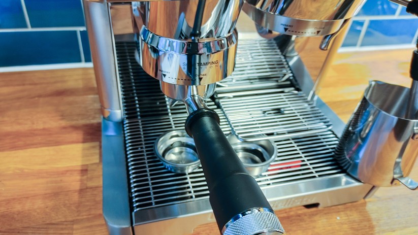 Einsetzen und mahlen: Der Siebträger wird einfach nach rechts gedreht und das Kaffeemehl fällt hinein. Anschließend kann man hier direkt andrücken. 