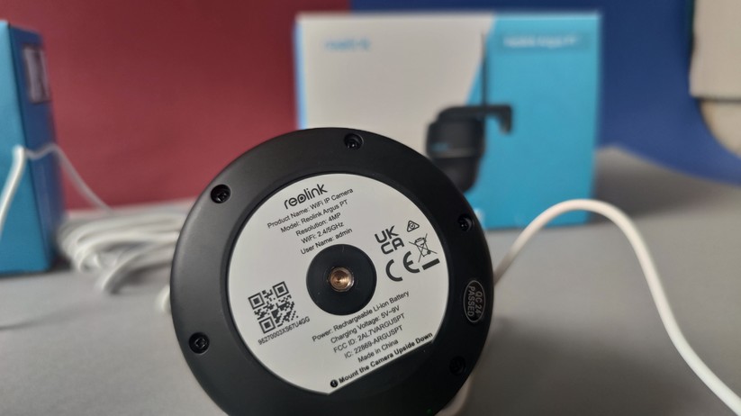 Reolink Argus PT: Für die Einrichtung der Kamera scannt man den QR-Code an der Unterseite des Geräts mit der Reolink-App  ab.