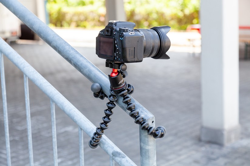 Ein Gorillapod lässt sich sehr flexibel an den unterschiedlichsten Gegenständen befestigen, beispielsweise an einem Geländer. 