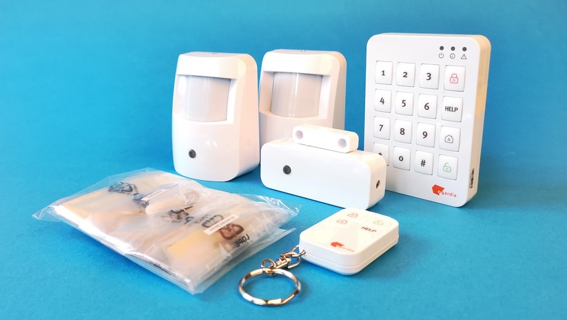 Neben der eigentlichen Alarmzentrale befinden sich zwei Bewegungsmelder, ein Magnetkontakt sowie das Ziffernfeld im Lieferumfang des Starterkits.