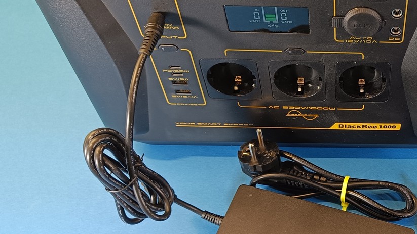 Ein internes Netzteil wäre praktisch – eine höhere Ladeleistung ebenfalls.