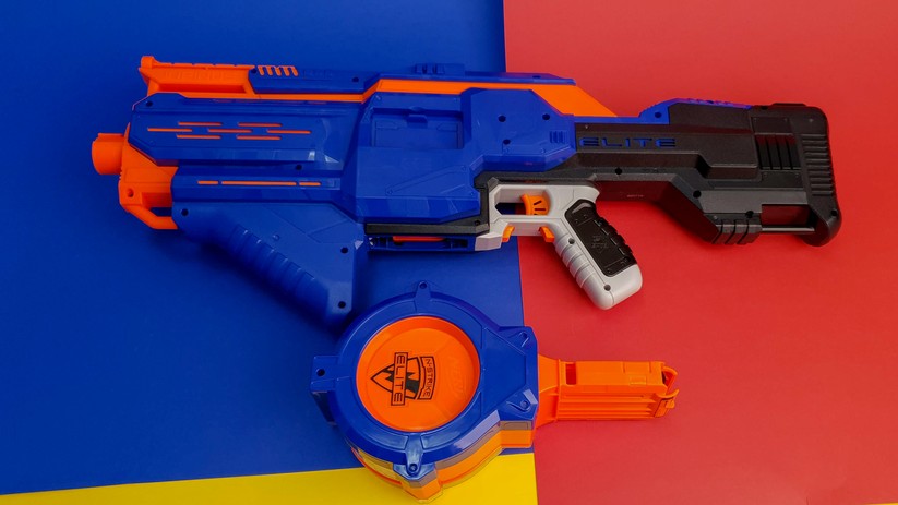 Die Nerf Infinus ist allein schon riesig - das große Magazin verstärkt den Eindruck zusätzlich. 