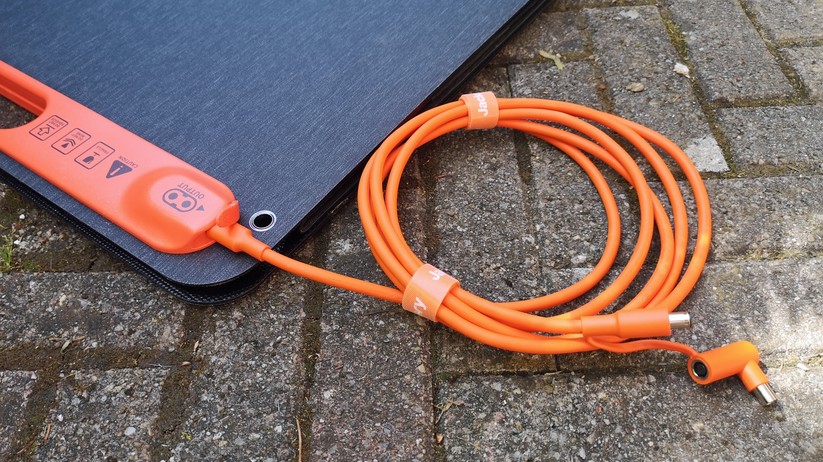 Das Kabel ist nicht fest mit dem Panel verbunden, sondern wird bei Bedarf eingesteckt.