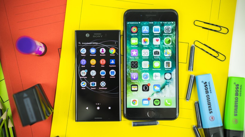Ein Größenvergleich: links das Xperia XZ1 Compact mit seinen 4,6 Zoll und rechts das iPhone 7 Plus mit 5,5 Zoll.