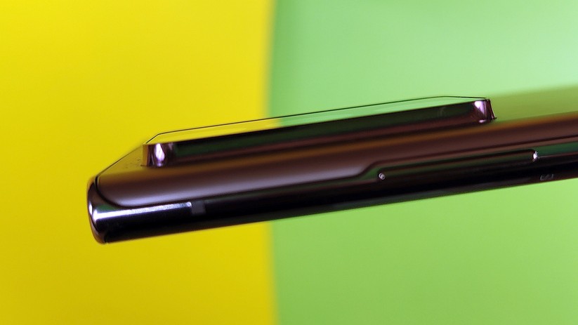 Die Kameraeinheit steht weit aus dem Gehäuse hervor