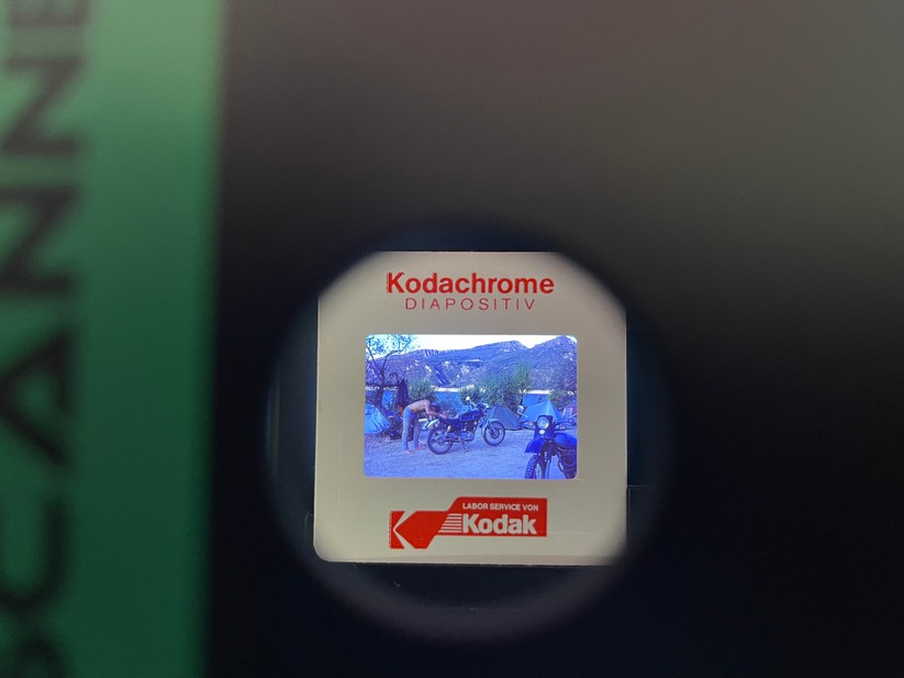 Legt man das Handy oben auf, kann man das Dia durch das Loch fotografieren.