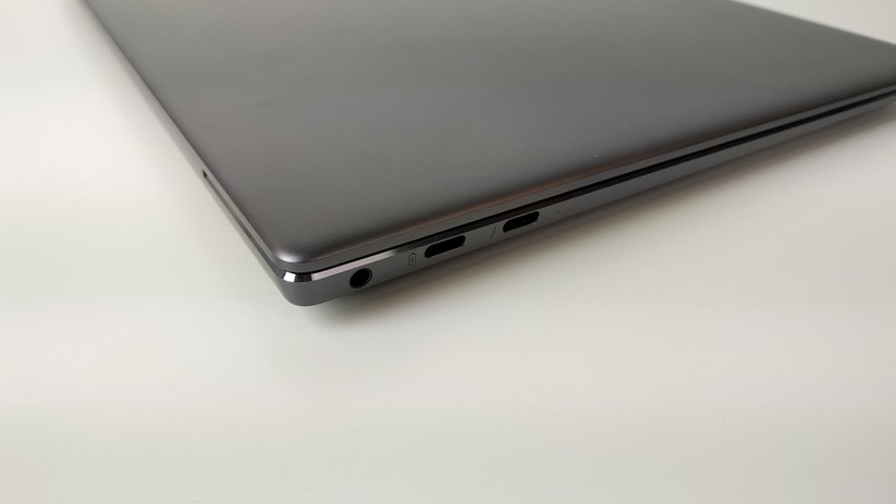 Auf der linken Seite sind ein USB-Typ-C-Anschluss und ein Thunderbolt-3-Port nebst Audio-Buchse.