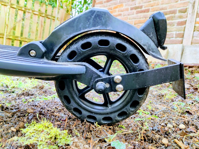Gebremst wird per Motor oder kräftigem Tritt auf das Schutzblech des Heckrads.
