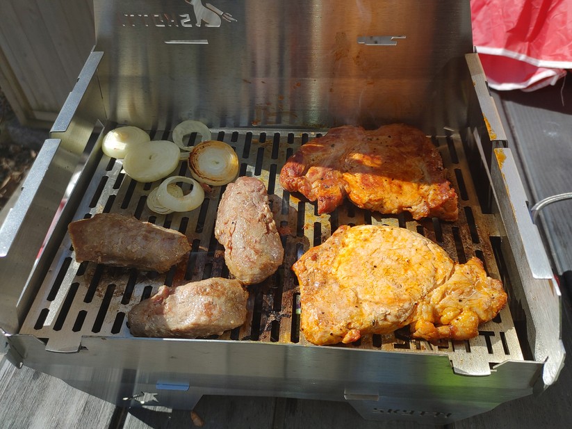 Das Grillgut lässt sich gut an. Vorne rechts wurde unser Skotti am wärmsten, entsprechend haben wir das Grillgut rotiert. 