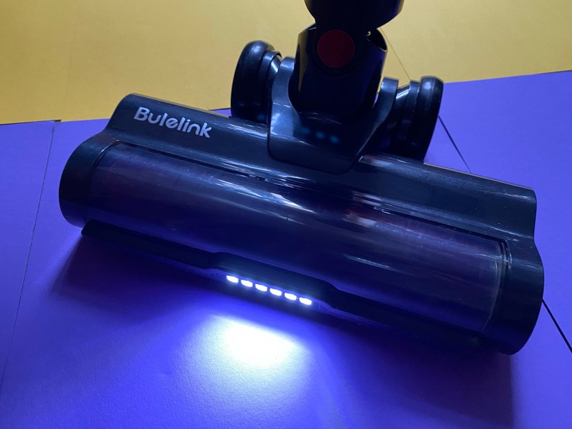 Die LED-Beleuchtung am Bürstenkopf sorgt dafür, dass Staub auf dem Boden deutlich besser sichtbar wird.