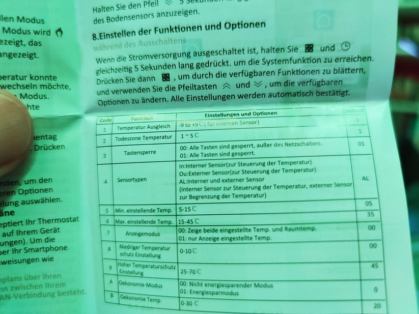 Das Handbuch zum Moes-Thermostat informiert auch in deutscher Sprache üver die wichtigsten Einstellungen. Wichtig ist vor allem der Temperatur-Offset, der nicht via App, sondern nur direkt am Thermostat vorgenommen werden kann.