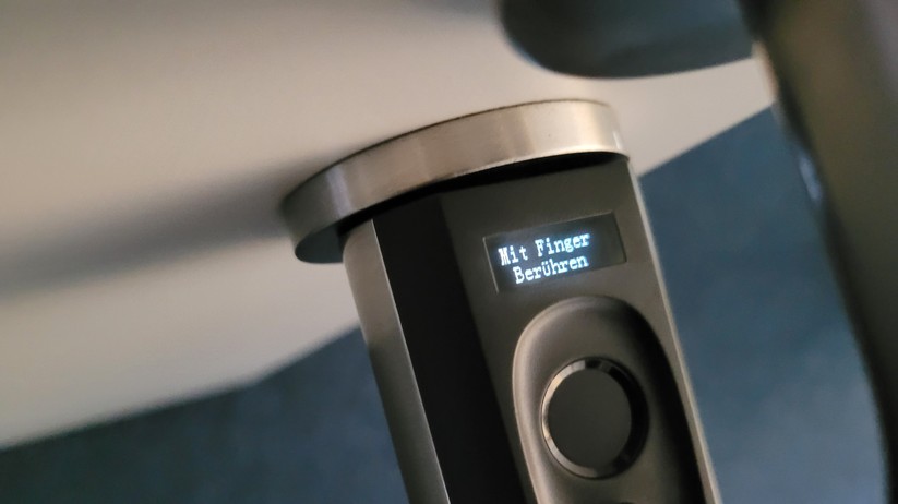 Dank einer zweizeiligen Anzeige kann man das Smart Lock Touch 41 von Welock auch ohne App konfigurieren. 