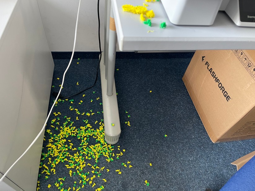 Der Bambu Lab A1 Mini wirft das Spülfilament auf den Boden. 