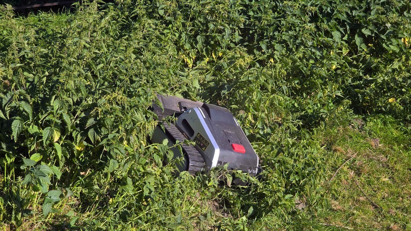 Lymow One Plus: Mähroboter mit Raupenantrieb, RTK- und kameragestützte Navigation sowie ungewöhnlich große Rotationsmesser.