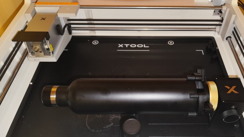 xTool M2 – Wegen der eingeschränkten Höhe, muss der Laser für das Rotationsmodul um 90 Grad gekippt werden.