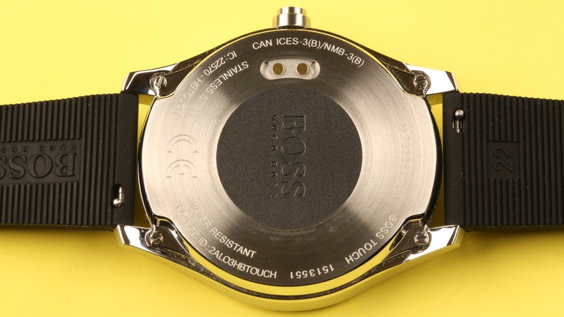 Die beiden Lade-Kontakte an der Unterseite müssen sauber sein.