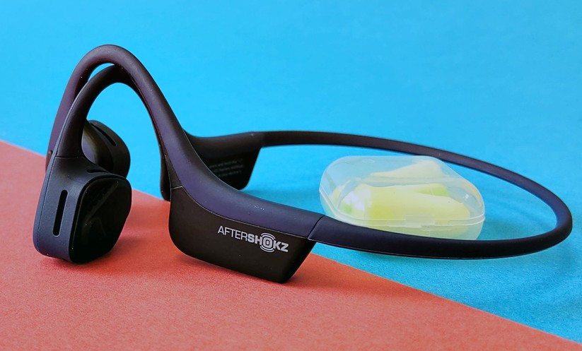 Die Aftershokz Trekz Air samt der Ohrstöpsel, die zum Lieferumfang gehören. 
